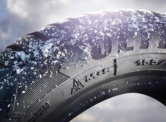 Die "Ausrüstung ist den Witterungsverhältnissen anzupassen", heißt es in der Straßenverkehrsordnung. Autofahrer, die sich daran nicht halten, sollten wissen, dass mangelhafte Bereifung auch zu Konsequenzen beim Versicherungsschutz führen kann. (Foto: HUK-COBURG).